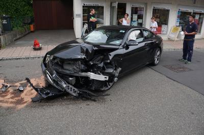 Mit Mietwagen zu schnell: Fahrer prallt gegen Wohnhaus in einer 30ger Zone